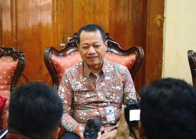 Bupati Kudus, Sam’ani Intakoris menyampaikan terkait keringanan pajak di Pendapa Kabupaten Kudus, Selasa (12/8/2025)