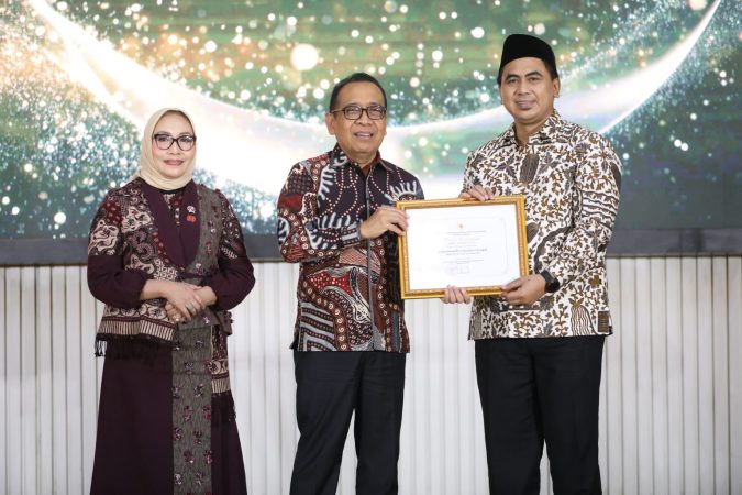 Penyerahan penghargaan Provila untuk Jateng berlangsung dalam ajang Penganugerahan Kabupaten/Kota Layak Anak (KLA) Tahun 2025, oleh Kementerian Pemberdayaan Perempuan dan Perlindungan Anak (PPPA), di Auditorium Kantor Kementerian Agama, Jakarta, Jumat (8/8/2025) malam