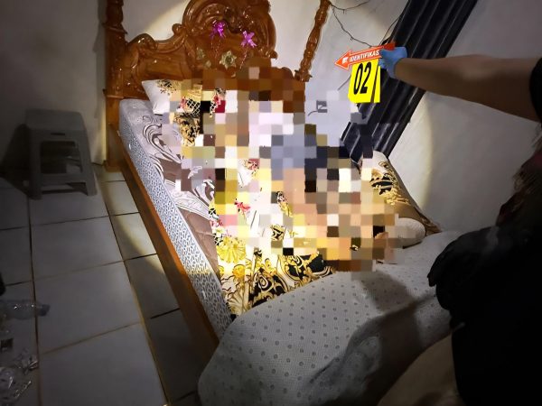 Jenazah wanita berinisial D (48) ditemukan dalam keadaan membusuk di kamar rumahnya di Perum Indo Mayong Regency, Desa Buaran, Kecamatan Mayong, Kabupaten Jepara pada Kamis (14/8/2025) (foto: KlikFakta.com)
