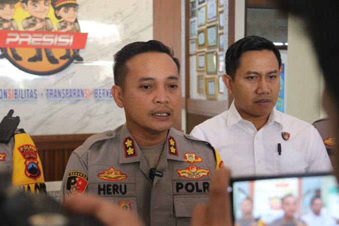 Kapolres Kudus AKBP Heru Dwi Purnomo pada Rabu (27/8) menjelaskan perkara korupsi APBDes yang menjerat Kades Cendono, Kudus (foto: istimewa)