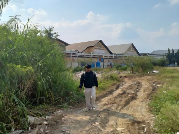 Penampakan lahan kosong eks Mal Matahari Kudus ditumbuhi semak belukar (foto: TribunBanyumas.com)