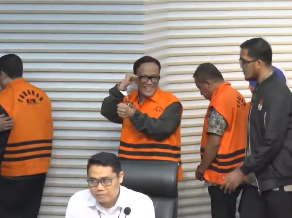 Wakil Menteri Ketenagakerjaan (Wamenaker) Immanuel Ebenezer Gerungan tampak tersenyum saat dihadirkan dalam konferensi pers di kantor KPK, Jumat (22/8/2025) (foto: tangkapan layar kanal Youtube KPK RI)