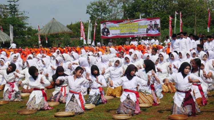Pemecahan rekor MURI tari kretek dengan 1.760 penari saat penutupan TMMD Reguler ke-125 di lapangan Desa Kandangmas, Kamis (21/8/2025) (foto: Betanews.id)