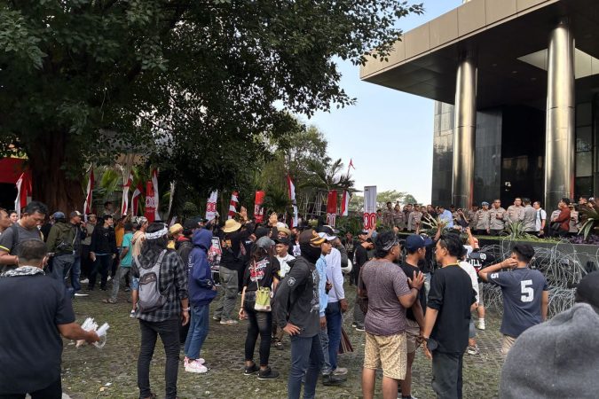 Ratusan warga Pati yang memadati gedung KPK RI untuk menyampaikan aspirasi penetapan Bupati Pati Sudewo sebagai tersangka korupsi, Senin (1/9) (foto: Kompas.com)