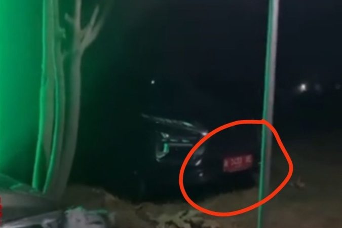 Sebuah mobil Xpander warna hitam berplat merah terpantau parkir di tempat karaoke di wilayah Trengguli, Kecamatan Wonosalam, Kabupaten Demak, pada Minggu (7/9/2025) (foto: Kompas.com)