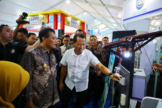 Bupati Kudus Sam'ani Intakoris mendampingi Gubernur Jawa Tengah Ahmad Luthfi meninjau stan pameran inovasi dari pelajar dan masyarakat Kudus dalam ajang Pameran Produk Inovasi (PPI) Jawa Tengah 2025 yang digelar di Lapangan Kridosono, Kabupaten Blora, Jumat (26/9/2025)