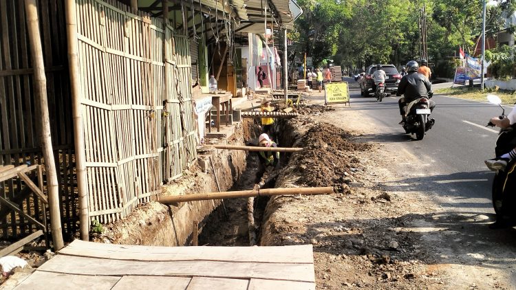 Pengerjaan proyek pembangunan drainase di Jalan Mlati Kidul-Jepang Pendem, turut Kecamatan Mejobo, Kabupaten Kudus