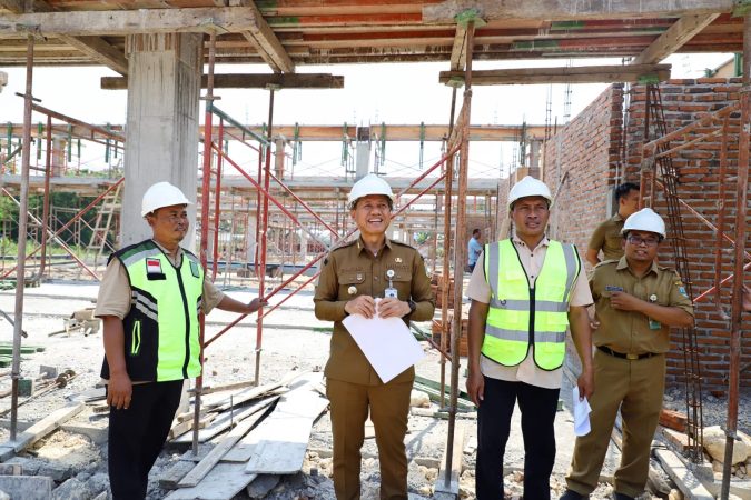 Bupati Kudus Sam’ani Intakoris saat memantau progres pembanguanan Perpustakaan Daerah (Perpusda) Kudus, Senin (8/9/2025)