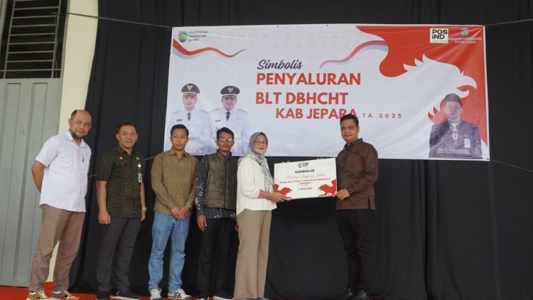 Penyerahan BLT DBHCHT untuk buruh rokok dan petani tembakau secara simbolis di halaman PT Putra Bintang 9 Nusantara, Desa Kecapi, Kecamatan Tahunan, Selasa (16/9/2025)