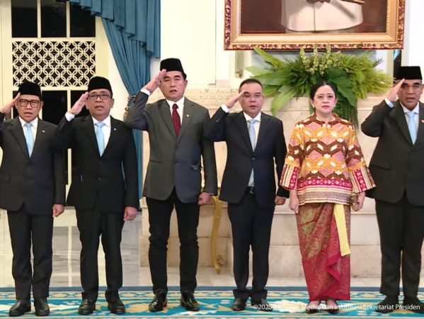 Puan Maharani Terlihat Tidak Ikut Beri Hormat Saat Lagu Indonesia Raya Dikumandangkan (Foto: Tangkapan Layar Kanal Youtube Sekretariat Presiden)