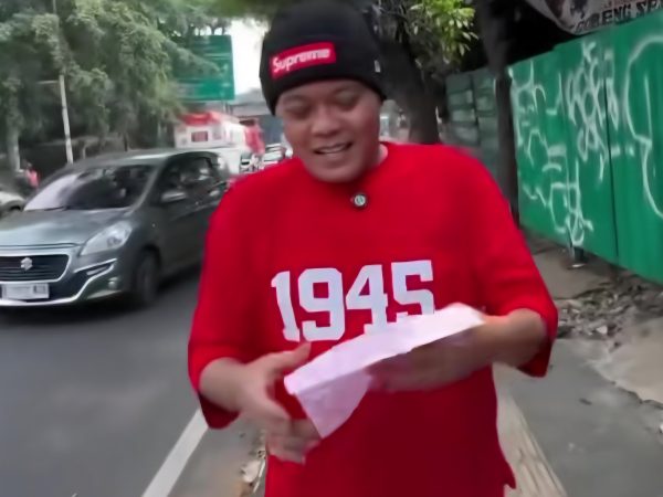 Sule tengah membawa Bukti Tilang yang Diberikan Oleh Petugas Dishub ( Foto: Tangkapan Layar Akun Tiktok @qinoy_81)