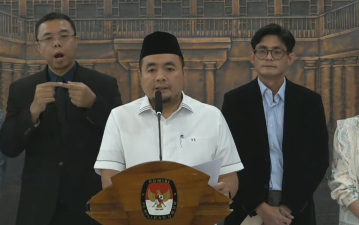 Konferensi pers KPU RI membatalkan Keputusan KPU RI Nomor 731 Tahun 2025 tentang Penetapan Dokumen Persyaratan Pasangan Calon Presiden dan Wakil Presiden Sebagai Informasi Publik yang Dikecualikan KPU pada Selasa (16/9) (foto: tangkapan layar kanal Youtube Resmi KPU RI)