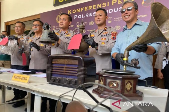 konferensi pers pada Selasa (9/9) di Mapolres Kudus tentang kasus pencurian barang antik senilai Rp800 juta (foto: ANTARA)