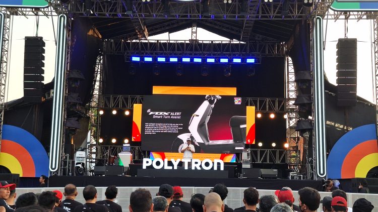 Head of Group Product Polytron Electric Vehicle 2-Wheeler Polytron, Ilman Fachrian Fadly mengenalkan motor listrik Polytron Fox 200 saat acara HUT ke-50 Polytron di Semarang, Sabtu (4/10/2025)