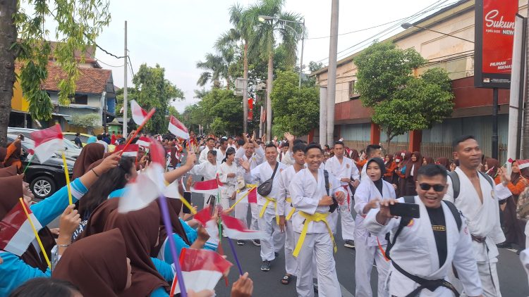 Defile atlet dari 10 cabang olahraga saat Pembukaan Pekan Olahraga Nasional (PON) Bela Diri 2025 menuju ke Alun-alun Simpang Tujuh Kudus, Sabtu (11/10/2025).