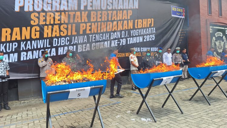 Pemusnahan rokok ilegal berbagai merek di Kantor Bea Cukai Kudus pada Rabu (22/10/2025)
