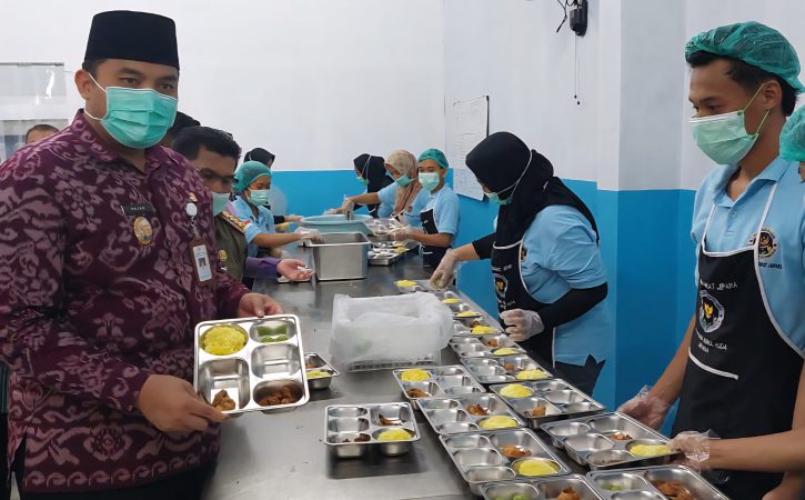 Ketua Satuan Tugas (Satgas) Percepatan Program Makan Bergizi Gratis (MBG) Kabupaten Jepara M Ibnu Hajar saat memantau dapur MBG (foto: istimewa)