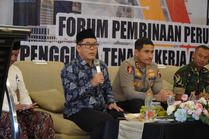 Ketua DPRD Kabupaten Jepara Agus Sutisna saat menjadi narasumber dalam kegiatan Pembinaan serta Monitoring dan Evaluasi Penempatan Tenaga Kerja Asing (TKA) di D’Season Hotel, Rabu (22/10/2025)
