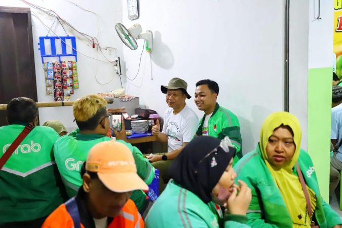Bupati Kudus Sam'ani Intakoris ketika sarapan lentog tanjung bersama komunitas ojek online (ojol) G1 di Kawasan Kuliner Lentog, Desa Tanjung pada Jumat (3/10/2025)