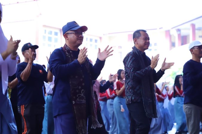 Menteri Pendidikan Dasar dan Menengah (Mendikdasmen) RI Prof. Abdul Mu’ti, Bupati Kudus Sam’ani Intakoris, dan siswa SMA N 1 Kudus melakukan Senam Anak Indonesia Hebat bersama di halaman sekolah pada Selasa (7/10/2025)