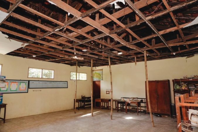 Kondisi ruang kelas di SD 2 Bae yang mengalami kerusakan parah saat mendapat peninjauan Wakil Bupati Kudus Bellinda Birton pada Rabu (8/10/2025)