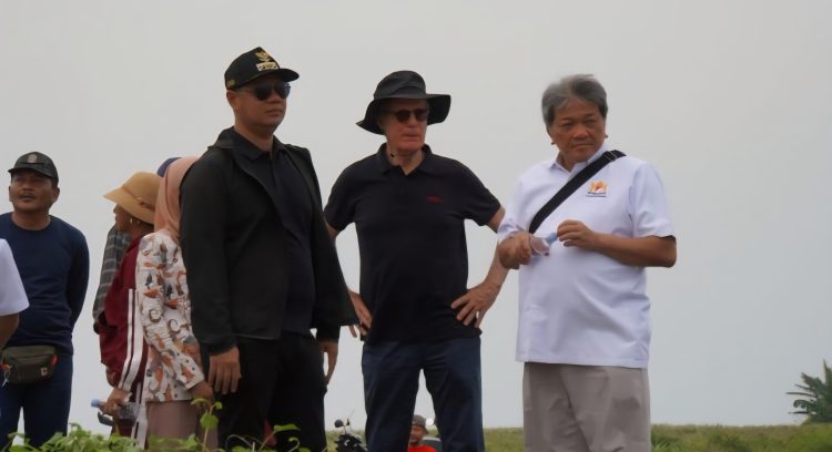 Delegasi Pemerintah Spanyol Mr. Antonio (tengah) saat meninjau calon lokasi Pelabuhan Jepara yang terletak di Desa Balong, Kecamatan Kembang pada Minggu (5/10/2025) (foto: laman resmi Pemkab Jepara)