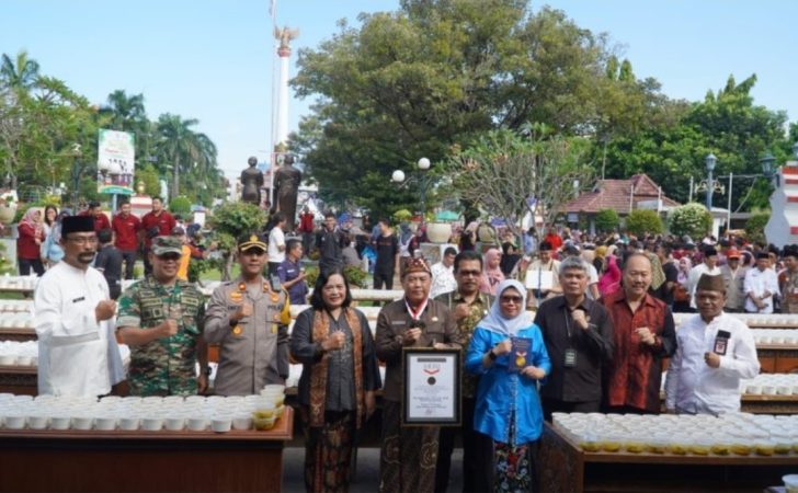 Pemecahan rekor MURI sajian pindang serani sebanyak 9.783 porsi di Kabupaten Jepara pada Jumat (26/4/2024) (foto: laman resmi Pemkab Jepara)