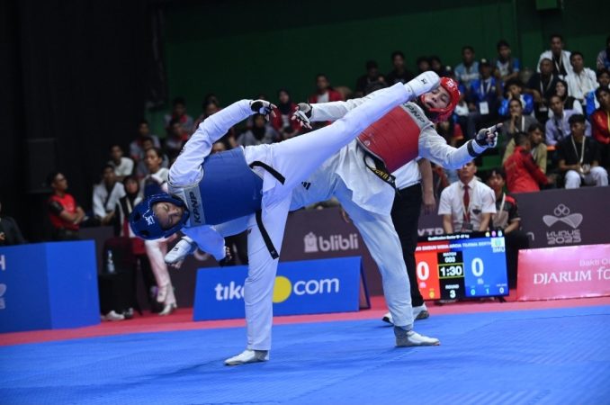 Laga pembuka Taekwondo kelas welter under 80 kg putra, antara taekwondoin DKI Jakarta Dhimas Prasetyo Wibowo dan Zuhdan Alghiefar dari Jabar di Djarum Arena, Kaliputu, Kudus, Jawa Tengah, Minggu (12/10) pagi (Dok. PON Bela Diri 2025)