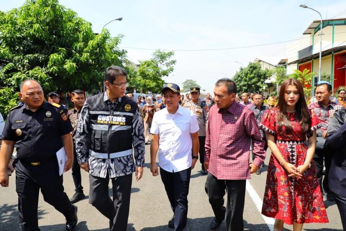 Bupati Kudus Sam’ani Intakoris bersama Wakil Bupati Kudus Bellinda Birton mendampingi Menteri Keuangan (Menkeu) Purbaya Yudhi Sadewa dalam kunjungan kerja ke Kawasan Industri Hasil Tembakau (KIHT) Megawon, Jumat (3/10/2025)