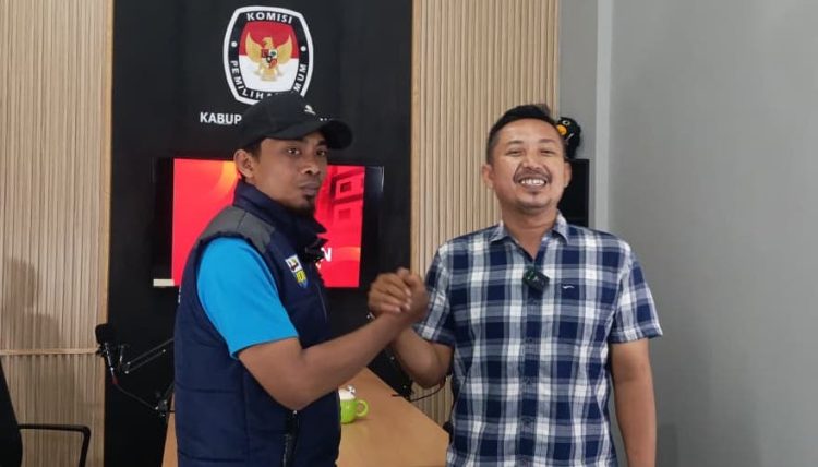 Ketua KNPI Rembang, Nuril Anwar bersama Ketua KPU Rembang, Khoirul Umam (Foto: Ahmat Saiful)