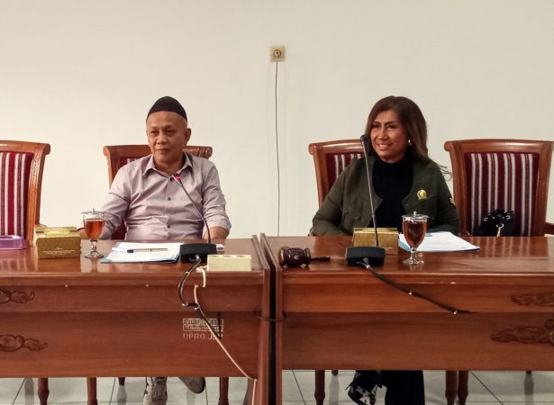 Wakil Ketua Komisi B DPRD Kabupaten Jepara, Nur Hamid, didampingi anggota komisi yang sama, Dra. Farah Elfirajun AG, menerima kunjungan audiensi dari Pengurus Daerah Ikatan Pengusaha Muslimah Indonesia (PD IPEMI) Jepara di Ruang Serbaguna DPRD setempat